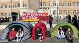 Tende in piazza, i movimenti giovanili del campo largo unificano la mobilitazione