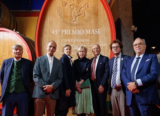 ”Premio Masi 2026”: i cinque vincitori firmano la botte di Amarone