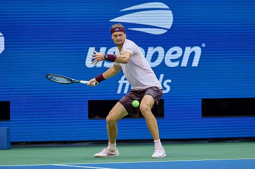 Tennis, Zverev eliminato a Shanghai: “Non sono un robot,sono stanco” Tennis, Zverev eliminato a Shanghai: “Non sono un robot,sono stanco”