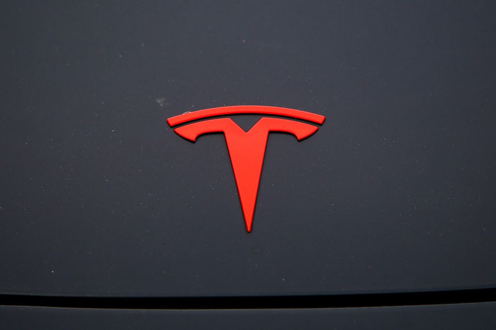 Tesla: conti contrastati nel trimestre, Musk punta su IA e robotica