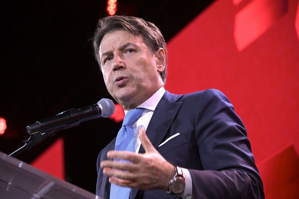 Manovra, Conte: la targa personalizzata del Governo è “carovita me ne frego”