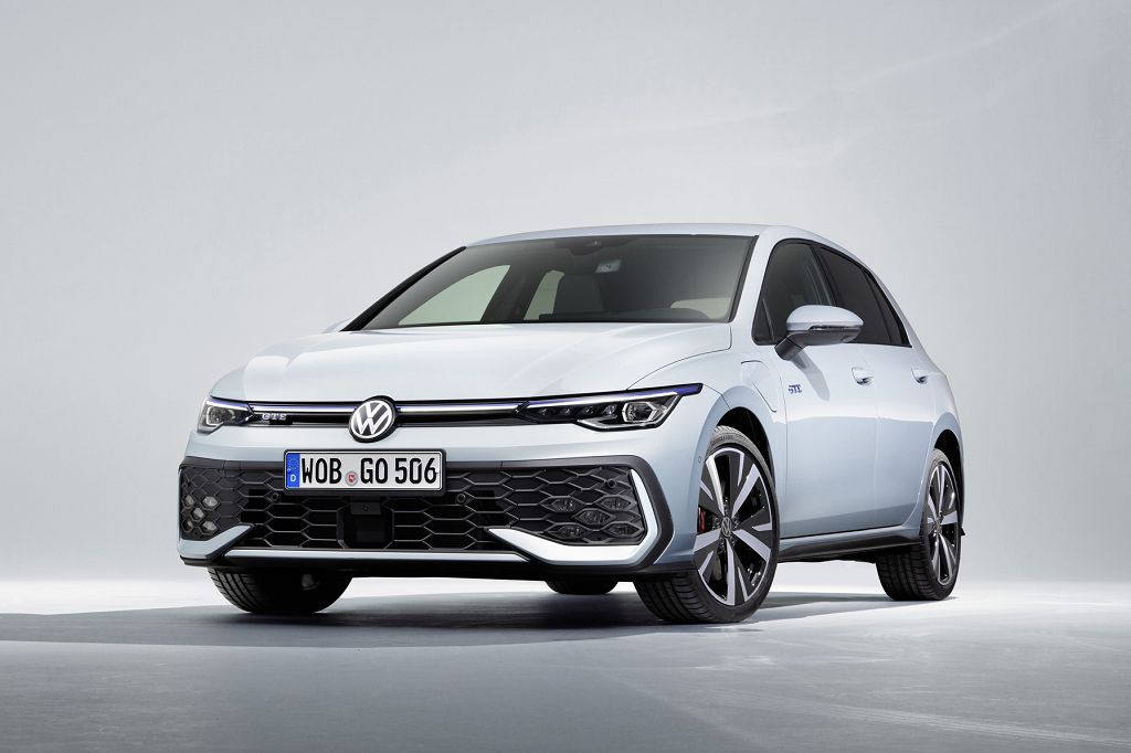 Volkswagen sospende sviluppo Golf elettrica, nuovi dubbi sui tempi