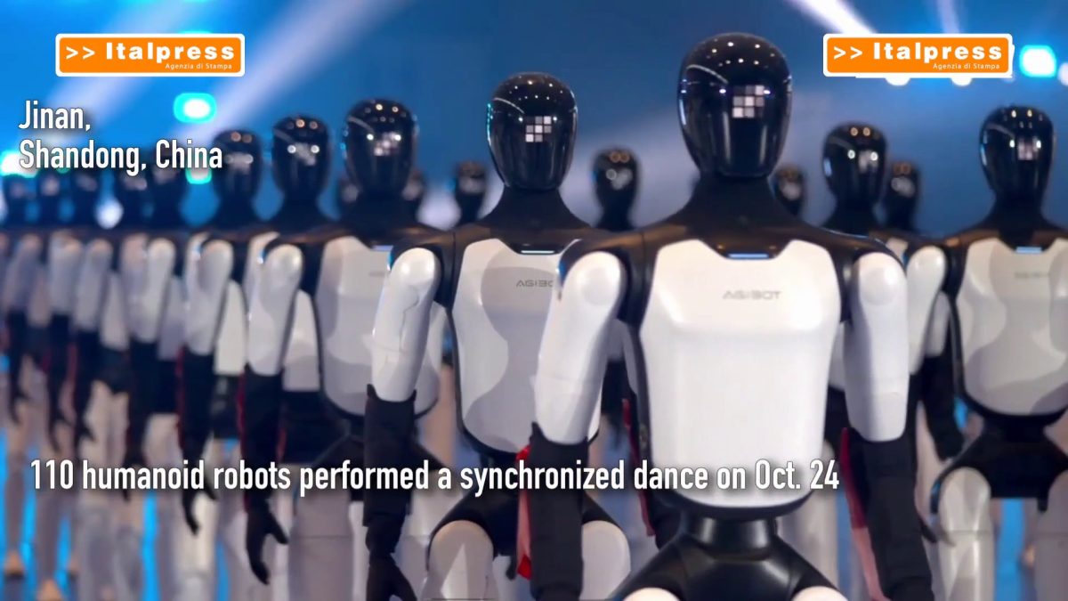 Cina, 110 robot umanoidi stabiliscono un record mondiale di danza Cina, 110 robot umanoidi stabiliscono un record mondiale di danza
