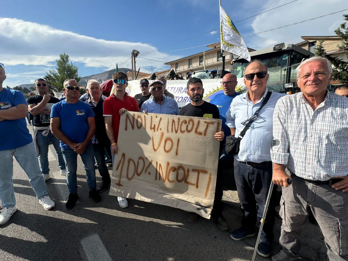 Caro carburante, agricoltori esasperati bloccano la Palermo-Agrigento: “Così chiuderemo tutti”