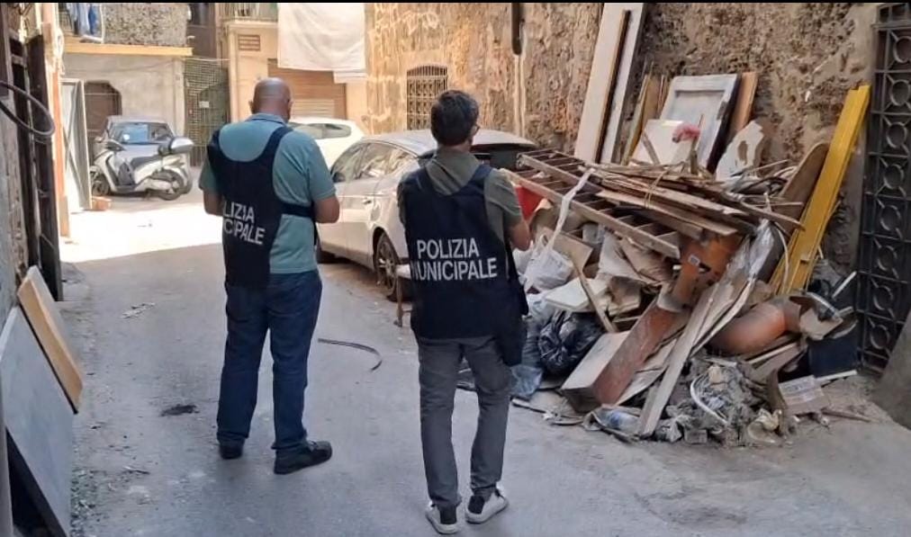 Rifiuti pericolosi abbandonati in pieno centro storico a Palermo, i residenti: “Abbiamo paura per la nostra salute”