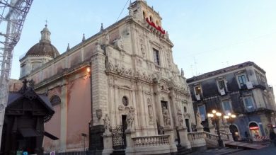 Fondi regionali alle chiese, scontro ad Acireale: “La città ha bisogno di sicurezza”. Il sindaco difende le parrocchie