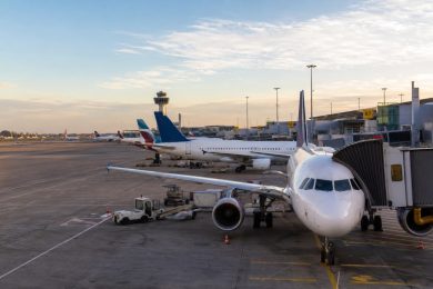 Carburante green per gli aerei, il paradosso della Sicilia: l’eccellenza di Gela e l’allarme di Ryanair