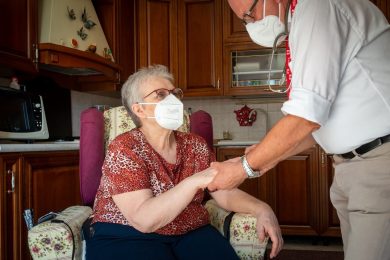Catania, bonus caregiver con quattro anni di ritardo: da lunedì le domande