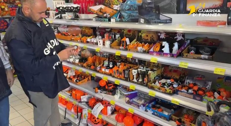 VIDEO | Dalle maschere alle zucche, sotto sequestro oltre 17mila articoli di Halloween non conformi nel Ragusano