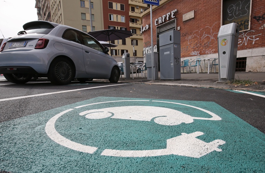 Auto elettrica o benzina? In Sicilia il risparmio non è scontato: ecco quanto costa fare 100 chilometri