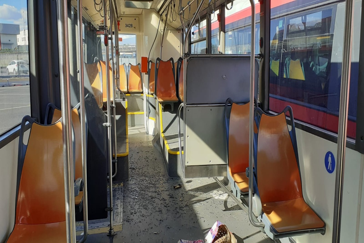 Librino, paura su autobus Amts: oggetto pesante lanciato dal cavalcavia sfonda la botola del tetto, giovane ferita