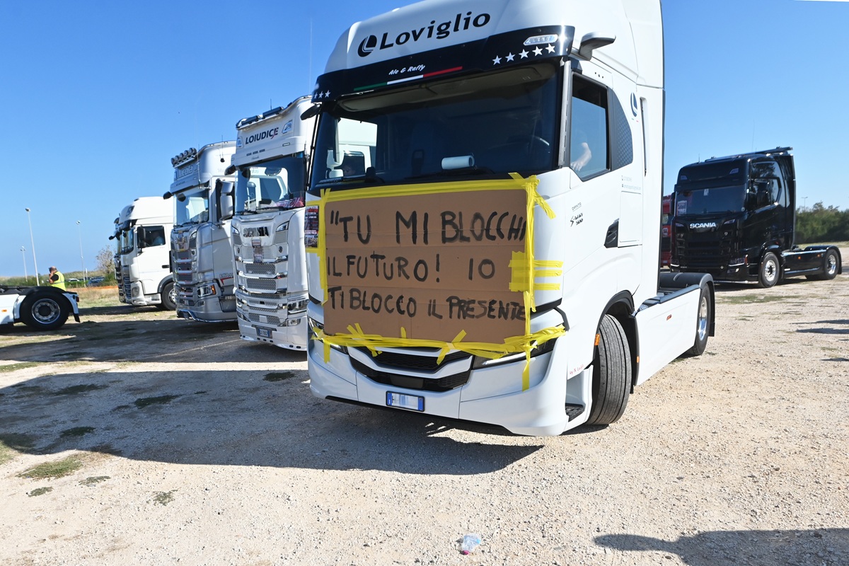 Sciopero degli autotrasportatori, Urso: “Blocchi ingiustificabili, via alle identificazioni”