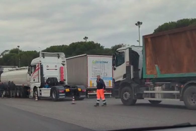 VIDEO | In attesa dell’incontro con Salvini, è ancora in corso lo sciopero degli autotrasportatori al casello di San Gregorio