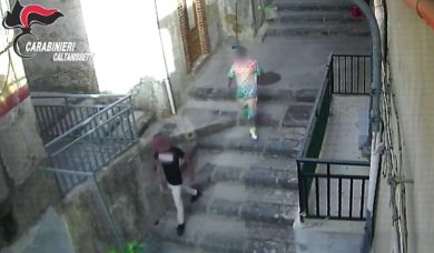 VIDEO | Gli affari di droga da migliaia di euro a settimana: le immagini del blitz tra Riesi, Gela e Catania