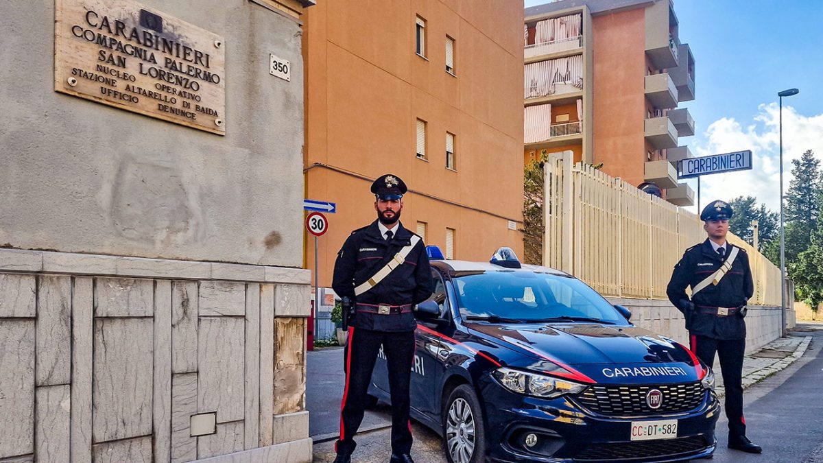 Ruba un’auto e durante inseguimento investe carabinieri, arrestato uomo a Palermo
