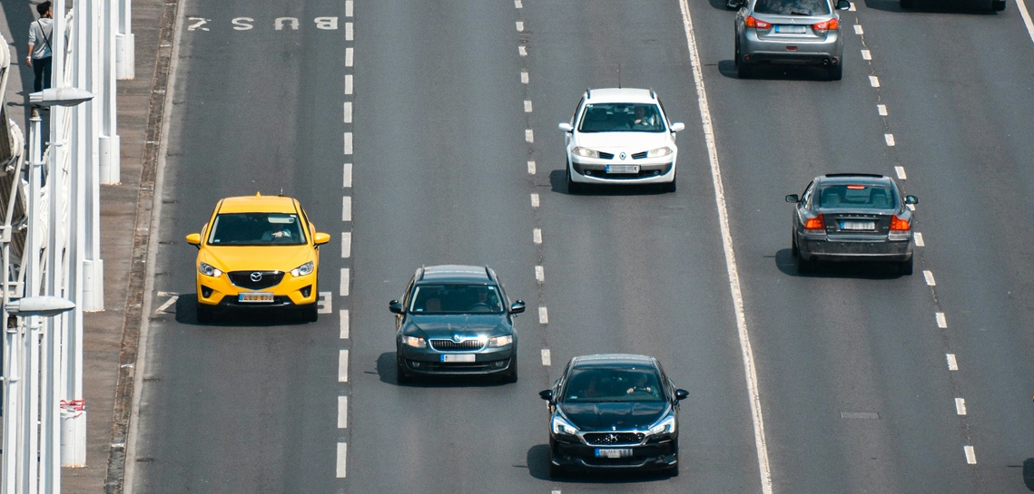 Niente patente a 17 anni, stretta sulle minicar truccate, targhe personalizzate e non solo: cosa prevede il nuovo Codice della Strada