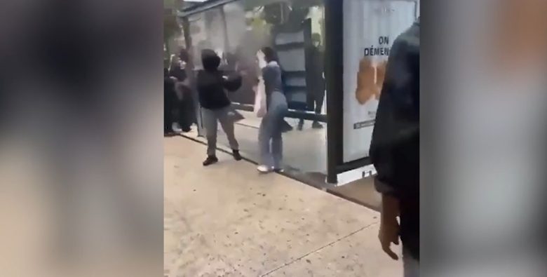 VIDEO | Shock durante le proteste a Marsiglia: donna ustionata con spray lanciafiamme