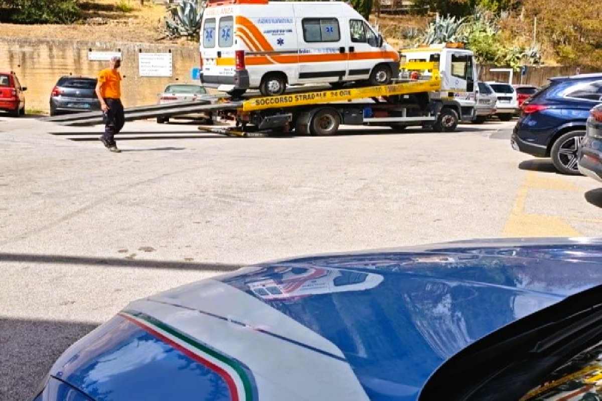 Caltanissetta, ambulanza non sicura, sudicia e non idonea al servizio: fermo del mezzo