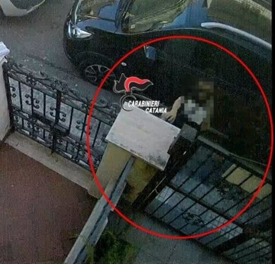 VIDEO – Estorsione ai danni di un’anziana, finisce in carcere una coppia: il caso nel Catanese