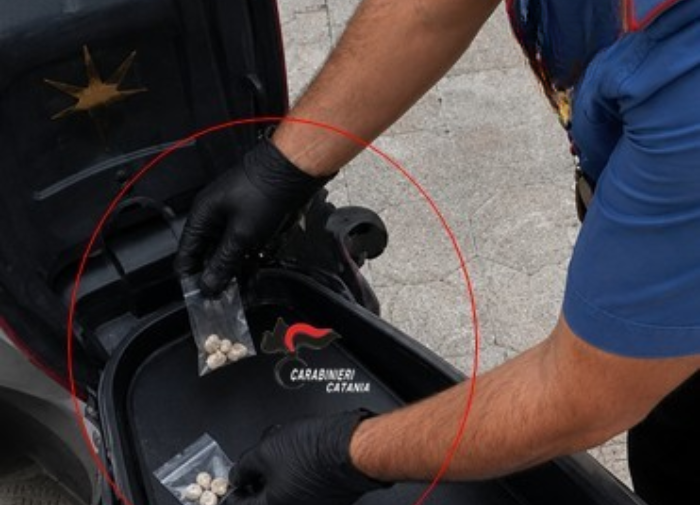 Evade dai domiciliari, fermato a bordo di uno scooter con droga: giovane arrestato a Catania