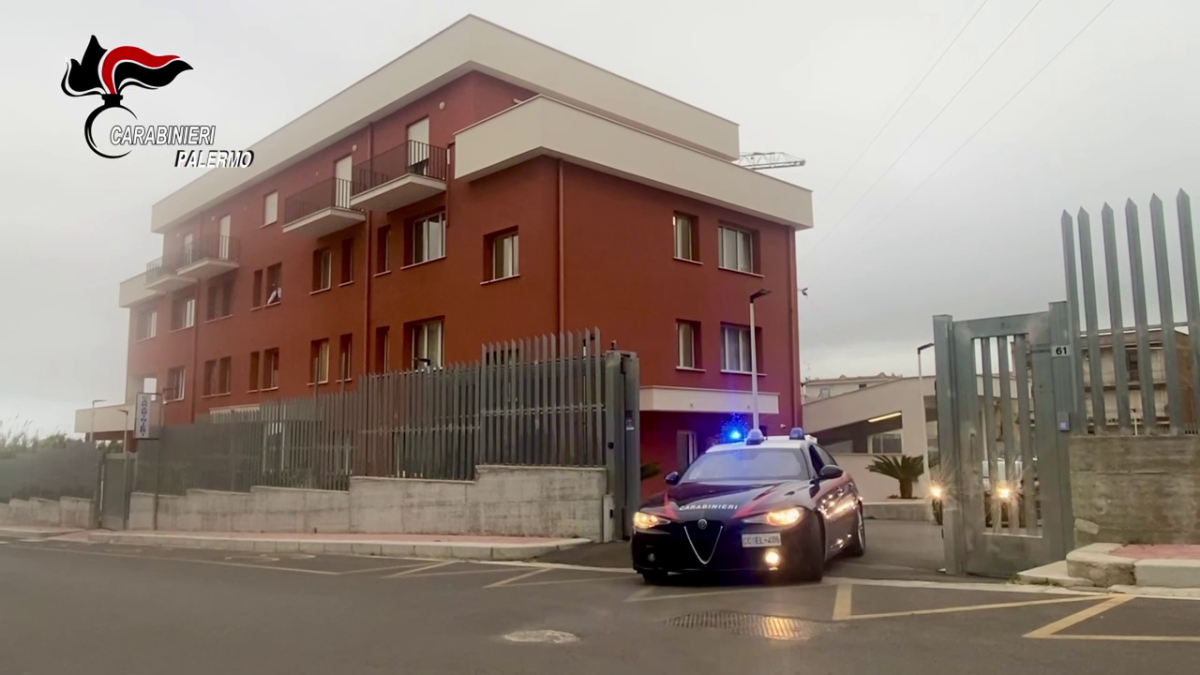 Litiga per il prezzo del cibo con un venditore ambulante, poi gli spari: due arresti nel Palermitano