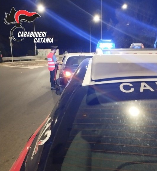 Ubriaco alla guida, travolge due auto in sosta: denunciato un 63enne nel Catanese