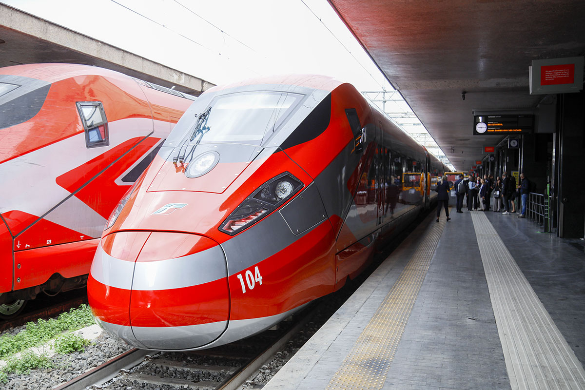 L’Etna intralcia il trasporto aereo, il treno come alternativa: si torna a parlare del progetto per tagliare i tempi Catania-Roma