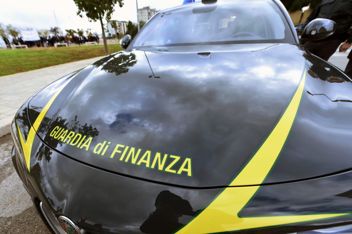 Palermo, sequestrati 2 milioni di prodotti tra addobbi e giocattoli: violazioni sul Made in Italy