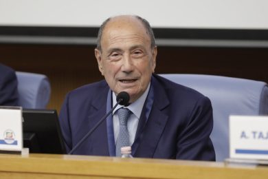 Schifani ad Alcamo promuove l’Isola: “Conti in attivo, Pil record e occupazione in forte crescita”