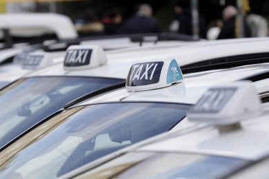 Tassista abusivo, non aveva mai preso la patente: maxi multa