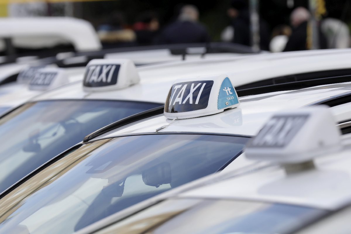 Tassista abusivo, non aveva mai preso la patente: maxi multa