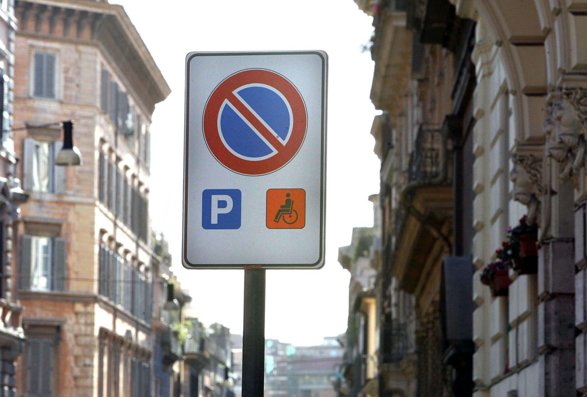 Palermo, lunghe attese per gli stalli destinati alle persone con disabilità: “Situazione inaccettabile”