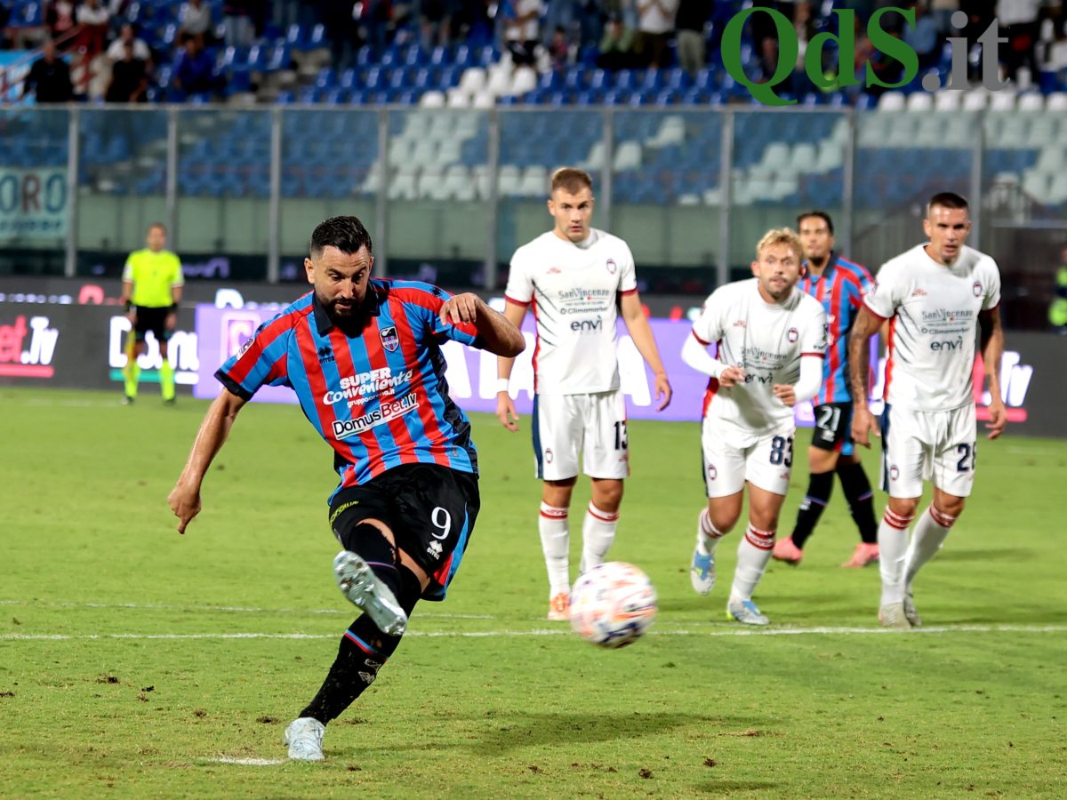 FOTO – Catania, 2-1 nel recupero col Crotone: decide Massimo Coda su rigore