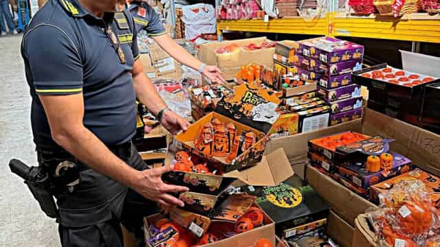 Quasi 60 mila prodotti irregolari per Halloween, doppio blitz tra Misterbianco e Paternò: due denunce