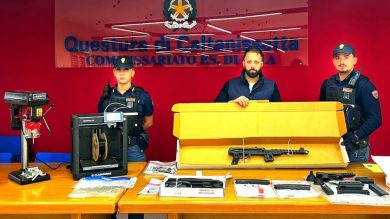 Gela, tenta una rapina in gioielleria: scoperto un arsenale in casa, arrestato 25enne