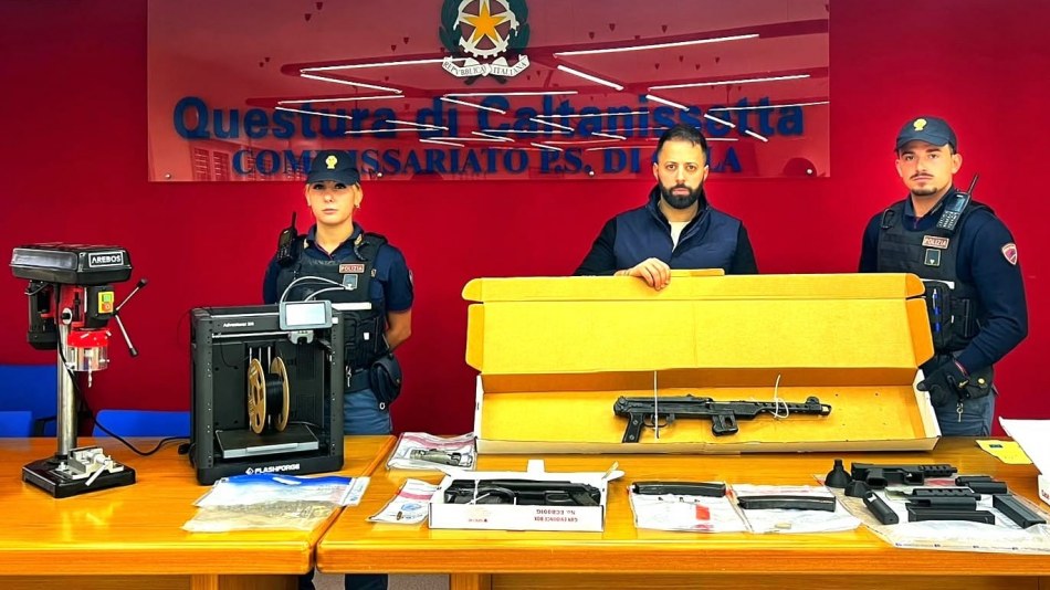 Gela, tenta una rapina in gioielleria: scoperto un arsenale in casa, arrestato 25enne