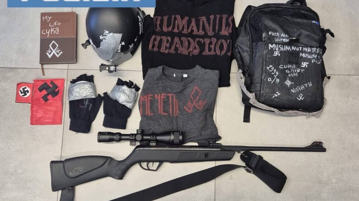 Alludeva a stragi a scuola, fermato 14enne a Catania: nella sua cameretta armi, svastiche e manoscritti