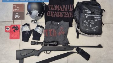 VIDEO – Armi, post in cirillico e minacce di stragi scolastiche: fermato un ragazzino di 14 anni a Catania