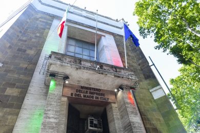 Made in Italy, tre icone del lusso diventano francobolli: l’omaggio alle eccellenze italiane