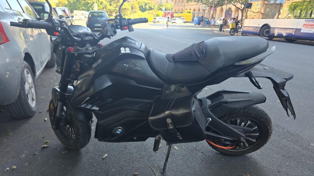 A Palermo scoperta moto elettrica capace di raggiungere i 100 km/h con targa falsa, scatta il sequestro A Palermo scoperta moto elettrica capace di raggiungere i 100 km/h con targa falsa, scatta il sequestro