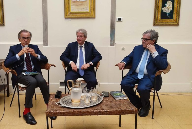 VIDEO | “Siamo in un momento decisivo”, le istruzioni per la rivoluzione europea nel libro di Paolo Gentiloni: la presentazione a Catania