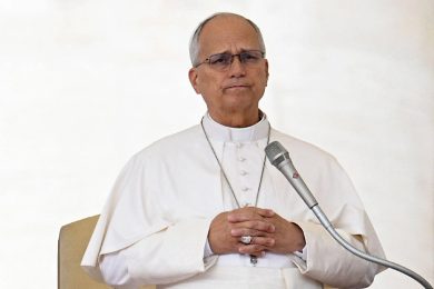 Papa Leone, programmato il ricovero al Gemelli: l’intervento (forse) già martedì