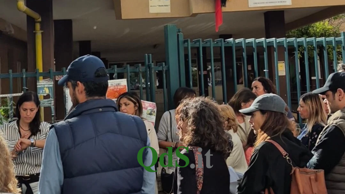 “Bambini trattati come bestie, vergognoso”: il caso legionella a Palermo fa discutere ancora, petizione dei genitori contro i turni pomeridiani