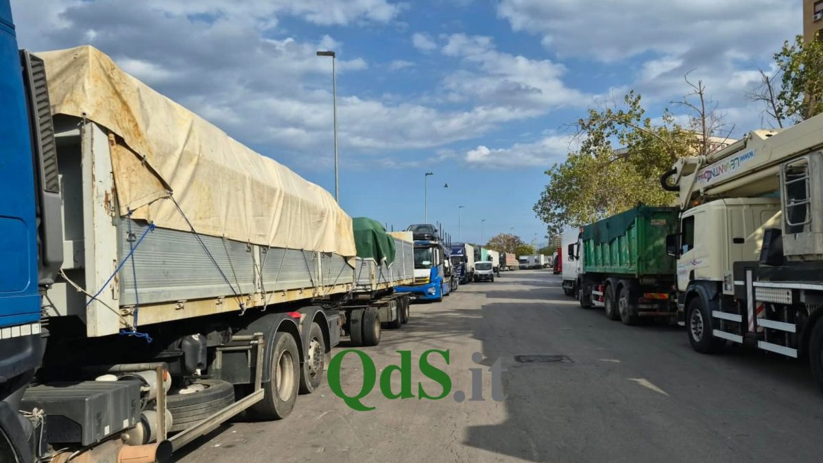 Caro carburanti, agricoltori e autotrasportatori occupano l’Agrigento-Palermo. Salvini: “430 milioni disponibili” Caro carburanti, agricoltori e autotrasportatori occupano l’Agrigento-Palermo. Salvini: “430 milioni disponibili”