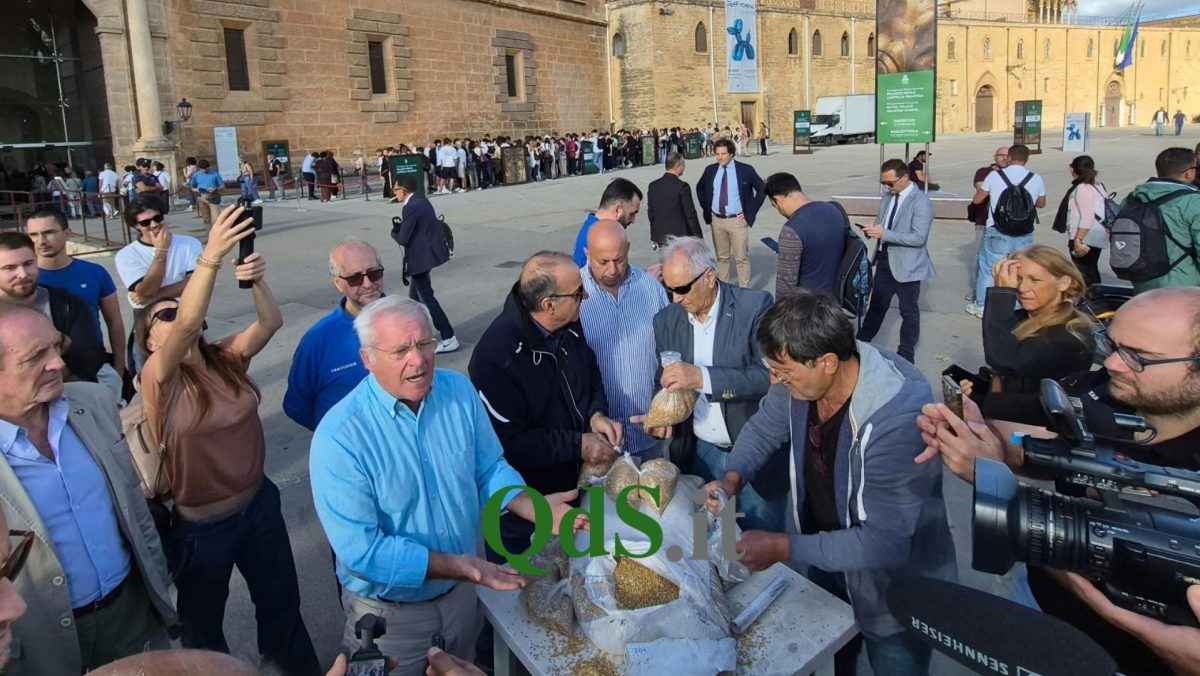 Gli agricoltori regalano il grano, la protesta davanti a Palazzo dei Normanni: “Abbassare il prezzo del carburante”