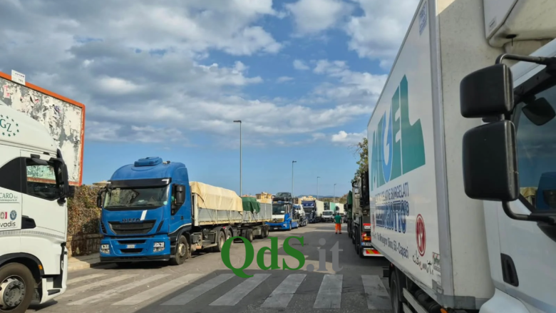 VIDEO | Palermo, gli autotrasportatori alzano il tiro della protesta: “I costi aumentano, la spesa non si può fare più”