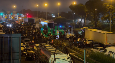 A18, spaccatura tra gli autotrasportatori: camionisti bloccano nella notte il casello di San Gregorio, scontro con il Cts