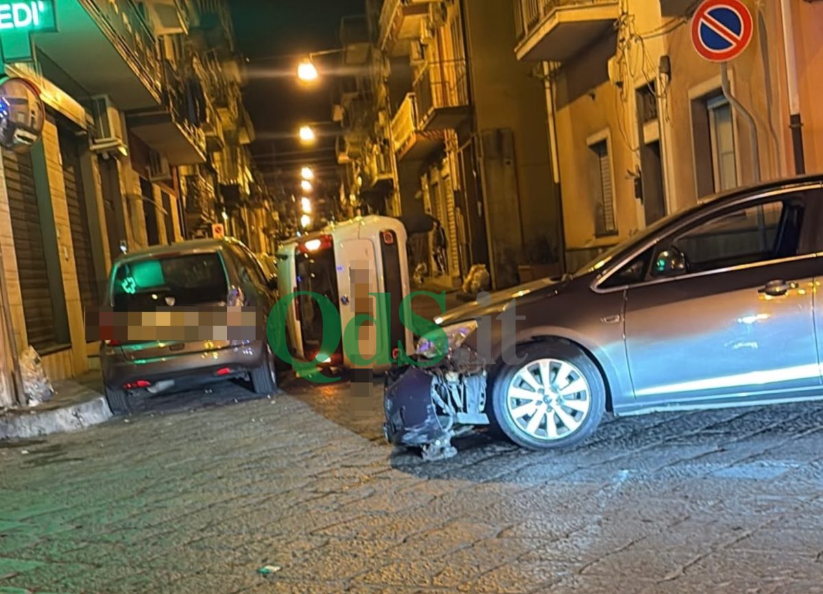 Tragedia sfiorata nella notte a Misterbianco: scontro frontale, auto finisce cappottata