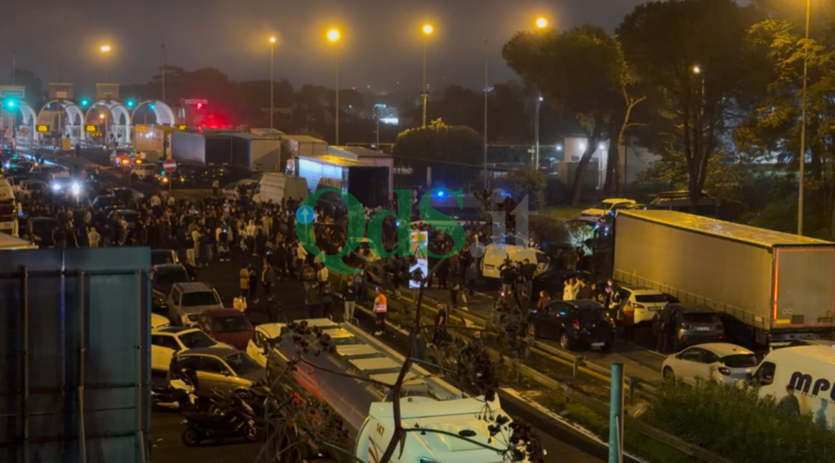 A18, spaccatura tra gli autotrasportatori: camionisti bloccano nella notte il casello di San Gregorio, scontro con il Cts