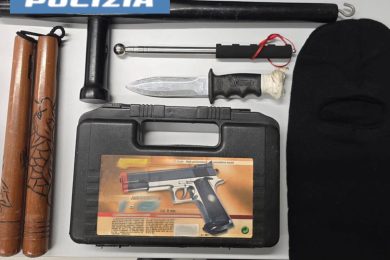 Catania, la Polizia spegne sul nascere una manifestazione illecita: si organizzavano online, sequestrate diverse armi